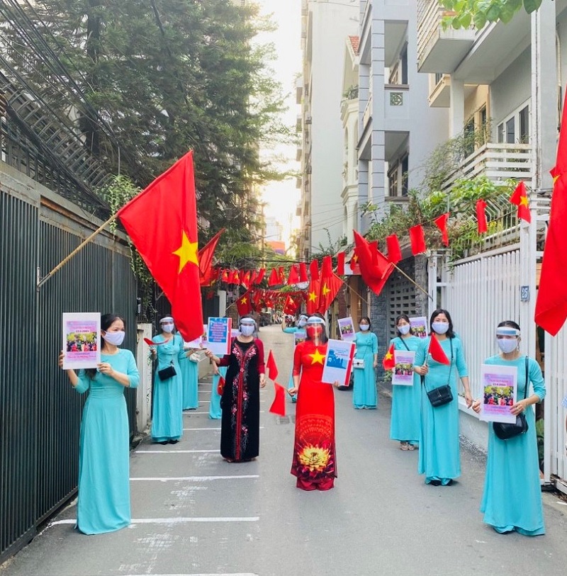 Để cuộc bầu cử c&oacute; &yacute; nghĩa đặc biệt l&agrave; đối với chị em hội vi&ecirc;n phụ nữ b&ecirc;n cạnh việc vận động chị em t&iacute;ch cực trực tiếp đi bầu cử m&agrave; c&ograve;n vận động chị em mặc &aacute;o d&agrave;i, đeo khẩu trang đi bầu cử