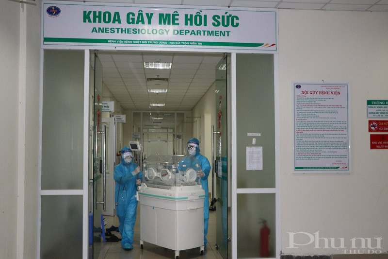 Sau sinh, em bé được chuyển về khoa Nhi để điều trị.