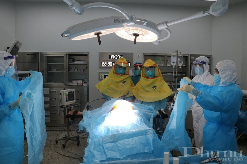 Hình ảnh y bác sĩ BV Bệnh Nhiệt đới TƯ tham gia kíp mổ bắt con cho sản phụ dương tính với Covid-19.