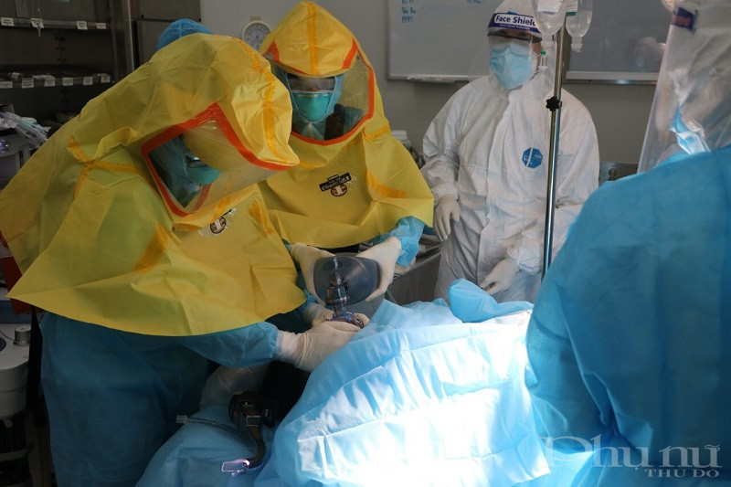 Bác sĩ BV Bệnh Nhiệt đới TƯ thực hiện cuộc phẫu thuật.