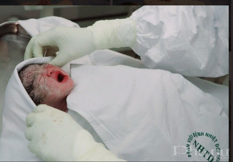 Bé gái cất tiếng khóc chào đời trong hoàn cảnh cách ly đặc biệt  tại BV Bệnh Nhiệt đới TƯ