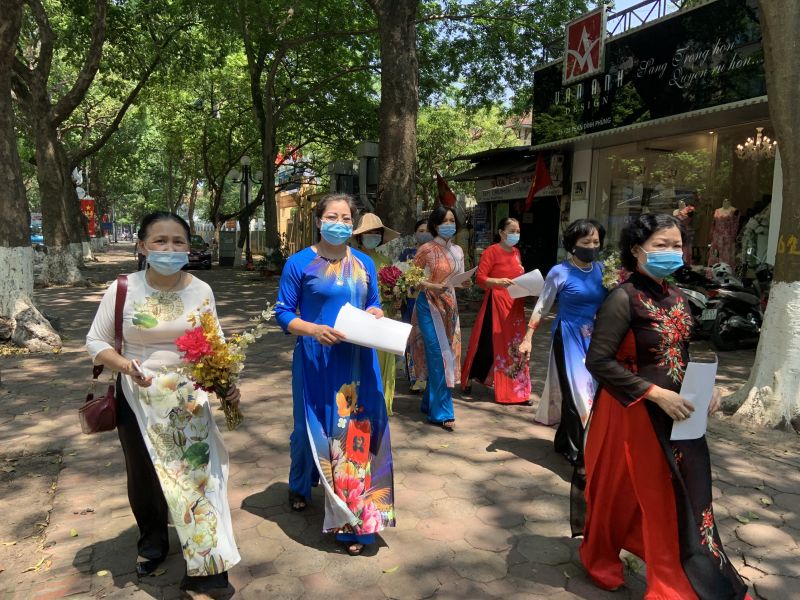 Phụ nữ Ba Đình: Hân hoan áo dài xuống phố chào đón ngày hội toàn dân đi bầu cử - ảnh 6