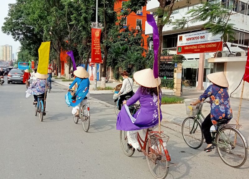 Phụ nữ Ba Đình: Hân hoan áo dài xuống phố chào đón ngày hội toàn dân đi bầu cử - ảnh 4