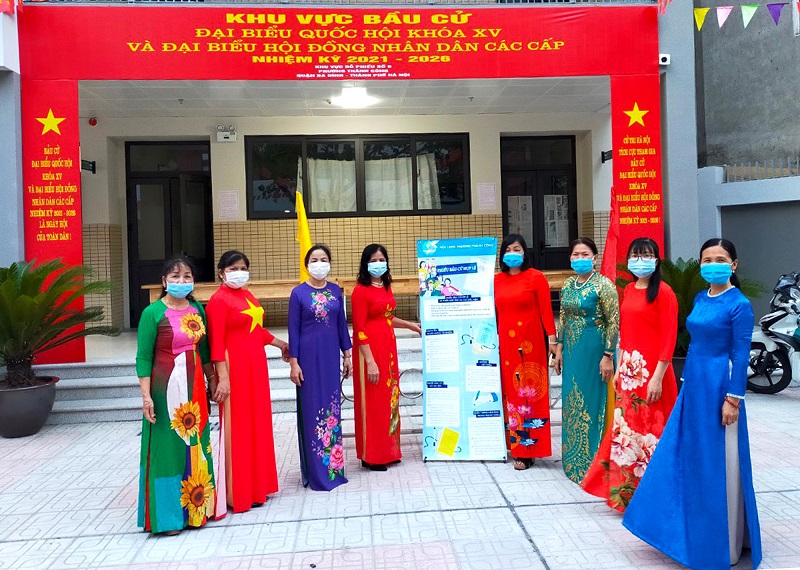 Song song với c&ocirc;ng t&aacute;c tuy&ecirc;n truyền bầu cử, chị em hội vi&ecirc;n c&ograve;n t&iacute;ch cực tuy&ecirc;n truyền ph&ograve;ng, chống dịch Covid - 19