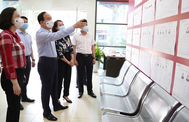 Đoàn kiểm tra của Ủy ban Bầu cử thành phố kiểm tra điều kiện cơ sở vật chất phục vụ bầu cử tại Sở Nội vụ. Đoàn kiểm tra của Ủy ban Bầu cử thành phố kiểm tra điều kiện cơ sở vật chất phục vụ bầu cử tại Sở Nội vụ.