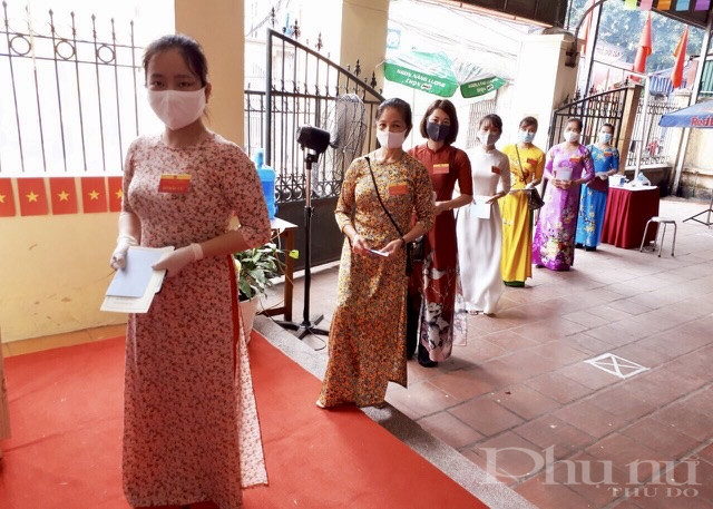 Mặc áo dài đi bầu cử là một cách để tôn lên vẻ đẹp, tình yêu nước rất riêng của chị emPhụ nữ. Mặc áo dài đi bầu cử là một cách để tôn lên vẻ đẹp, tình yêu nước rất riêng của chị emPhụ nữ.