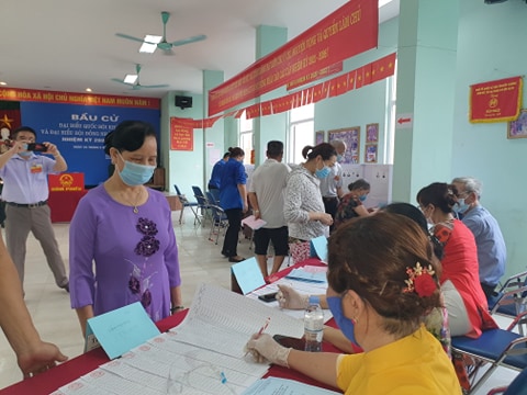 Hội vi&ecirc;n l&agrave;m thủ tục đăng k&yacute; nhận phiếu bầu