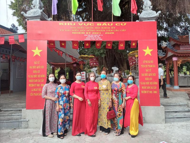 Ngay từ s&aacute;ng sớm, nhiều chị em hội vi&ecirc;n đ&atilde; mặc &aacute;o d&agrave;i- đeo khẩu trang đến c&aacute;c điểm bầu cử để bỏ phiếu thực hiện quyền c&ocirc;ng d&acirc;n.