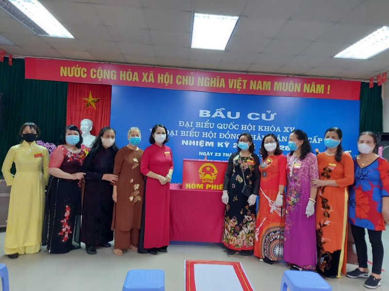 Chị em chụp ảnh lưu niệm sau khi ho&agrave;n th&agrave;nh xong việc bỏ phiếu