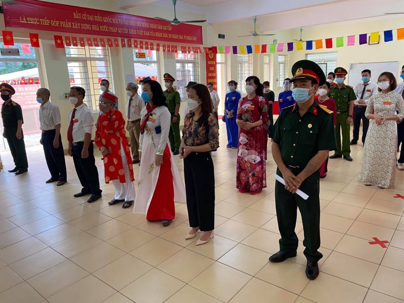 C&aacute;n bộ, hội vi&ecirc;n phụ nữ Phường tham dự lễ khai mạc bầu cử tại một tổ bầu cử đầu giờ s&aacute;ng ng&agrave;y 23/5