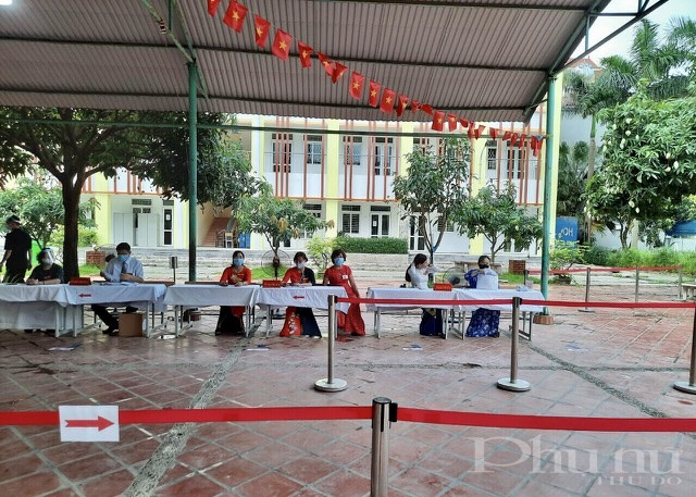 Mặc áo dài đi bầu cử nhưng cán bộ hội viên phụ nữ vẫn không quên nhiệm vụ thực hiện các biện pháp giãn cách, nhằm bảo đảm an toàn trong mùa dịch. Mặc áo dài đi bầu cử nhưng cán bộ hội viên phụ nữ vẫn không quên nhiệm vụ thực hiện các biện pháp giãn cách, nhằm bảo đảm an toàn trong mùa dịch.