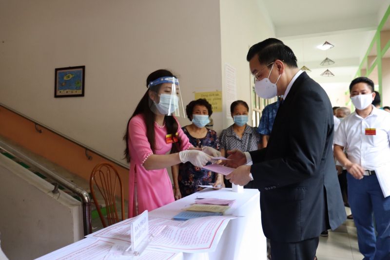 Chủ tịch UBND TP H&agrave; Nội Chu Ngọc Anh thực hiện c&aacute;c bước bỏ phiếu.