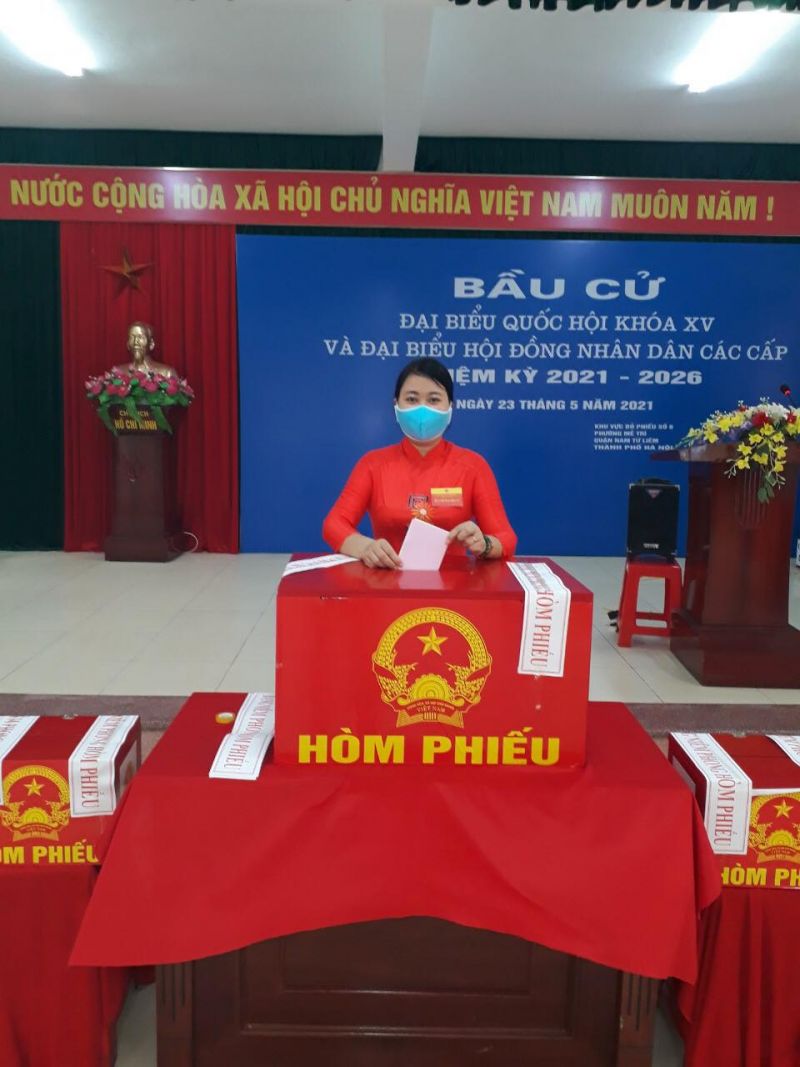Hội vi&ecirc;n bỏ phiếu bầu tại h&ograve;m phiếu