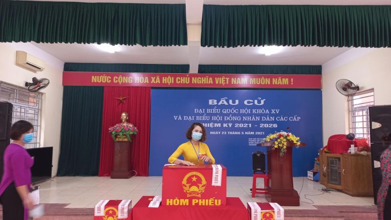 Hội vi&ecirc;n bỏ phiếu bầu tại h&ograve;m phiếu (Ảnh: Đ.L)
