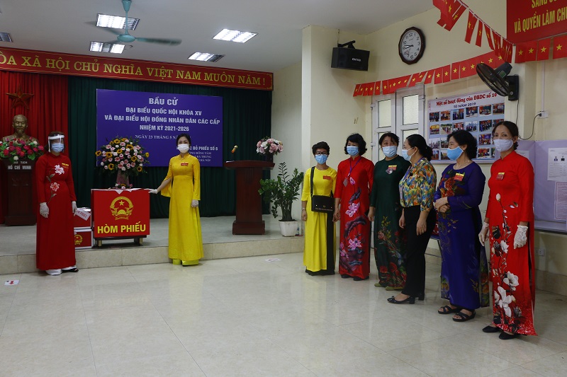 Đo&agrave;n kiểm tra kiểm tra việc tham gia c&ocirc;ng t&aacute;c bầu cử của c&aacute;n bộ, hội vi&ecirc;n phụ nữ phường Đồng T&acirc;m, quận Hai B&agrave; Trưng