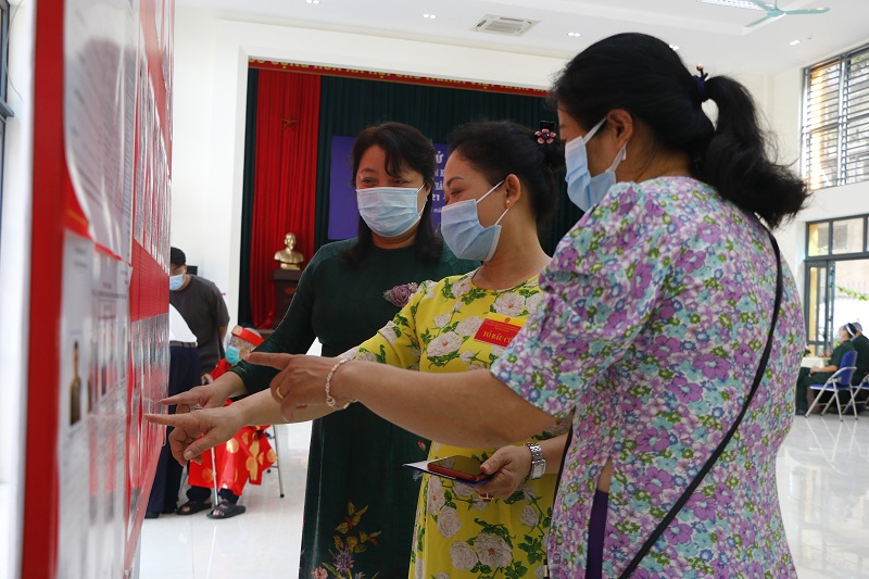 Đồng ch&iacute; Nguyễn Thị Thu Thủy (ngo&agrave;i c&ugrave;ng b&ecirc;n tr&aacute;i) c&ugrave;ng c&aacute;c cử tri đọc lại tiểu sử của c&aacute;c ứng cử vi&ecirc;n trước khi bỏ phiếu bầu