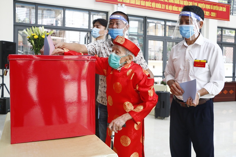 L&atilde;o cử tri Nguyễn Văn B&ocirc;ng, sinh năm 1926 tham gia bỏ phiếu bầu tại Khu vực bỏ phiếu số 3, phường Phương Mai, quận Đống Đa