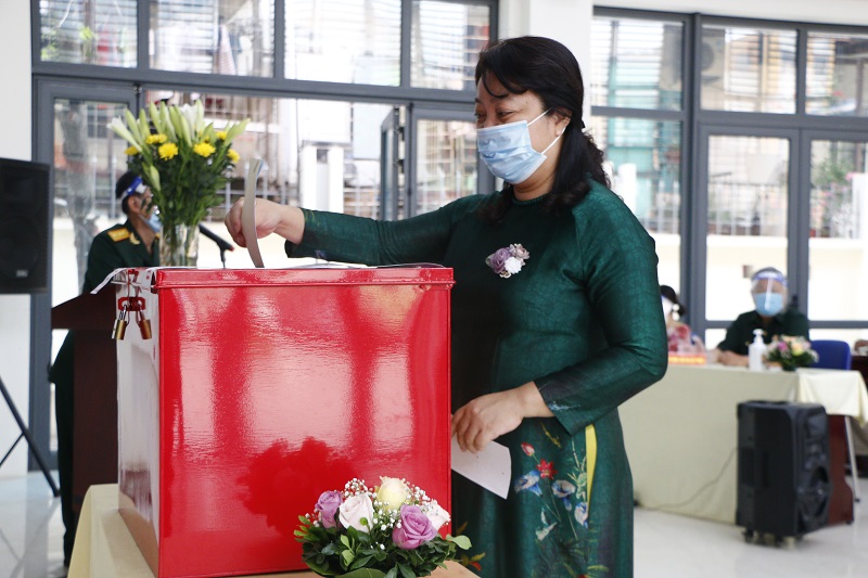 Ph&oacute; Chủ tịch Thường trực Nguyễn  Thị Thu Thủy  bỏ phiếu bầu, thực hiện quyền v&agrave; tr&aacute;ch nhiệm c&ocirc;ng d&acirc;n.