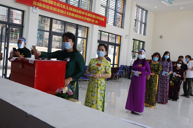 Hưởng ứng lời k&ecirc;u gọi của Hội LHPN H&agrave; Nội, c&aacute;c hội vi&ecirc;n phụ nữ phường Phương Mai, quận Đống Đa mặc &aacute;o d&agrave;i, đeo khẩu trang đi bầu cử