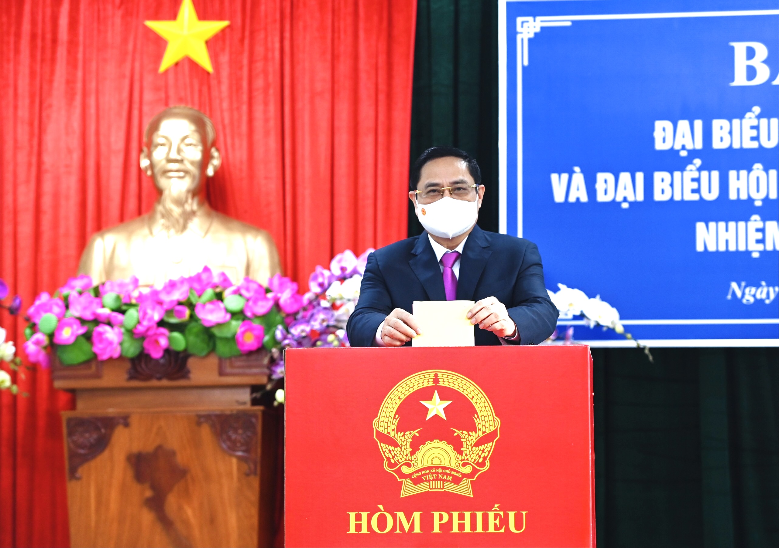 Thủ tướng Phạm Minh Chính là người bỏ lá phiếu đầu tiên vào hòm phiếu tại khu vực bỏ phiếu số 18. Thủ tướng Phạm Minh Chính là người bỏ lá phiếu đầu tiên vào hòm phiếu tại khu vực bỏ phiếu số 18.