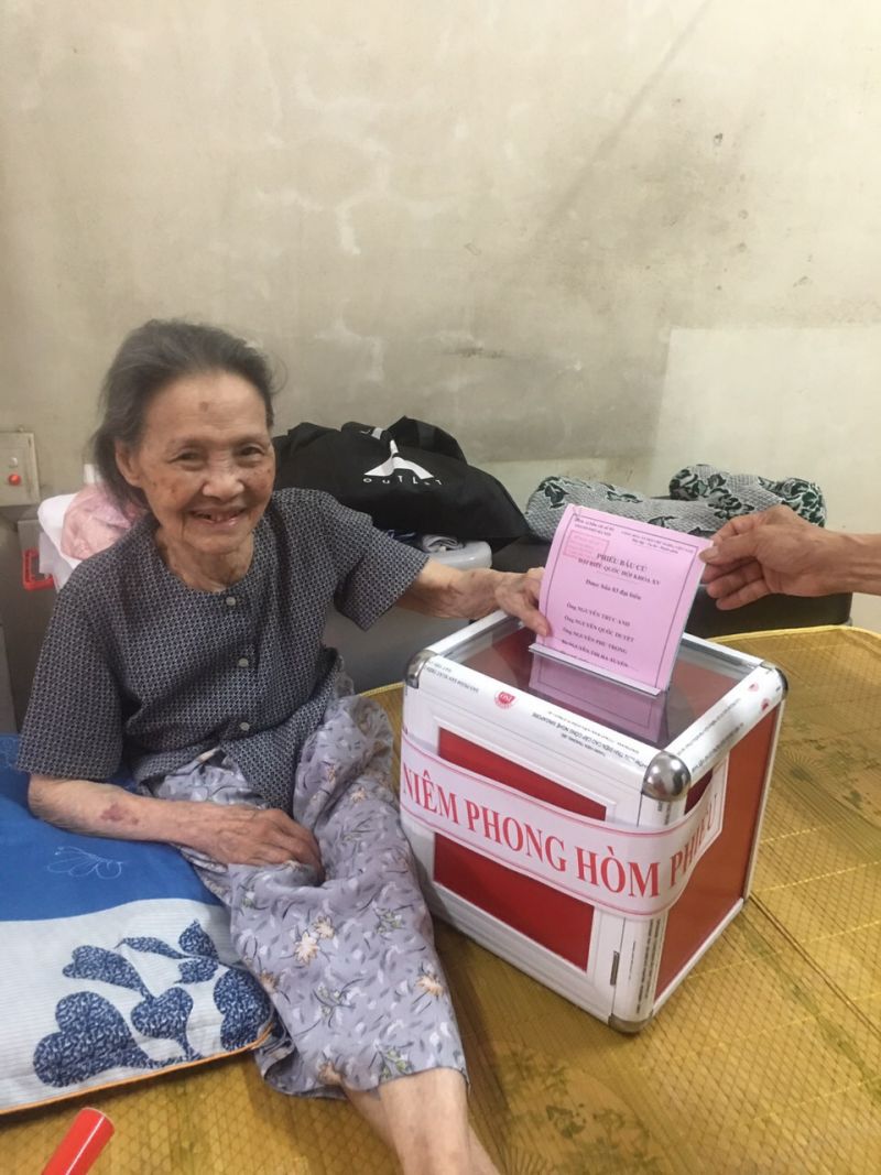 Cử tri là người già yếu được Tổ bầu cử di động, đơn vị bầu cử số 6 phường Giảng Võ mang hòm phiếu đến tận nhà Cử tri là người già yếu được Tổ bầu cử di động, đơn vị bầu cử số 6 phường Giảng Võ mang hòm phiếu đến tận nhà