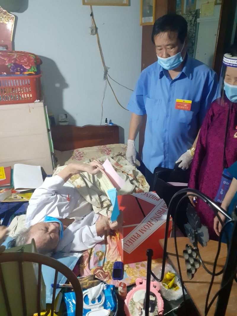 Cụ Trần Thanh Từ, sinh năm 1921 được bỏ phiếu bầu cử tại giường Cụ Trần Thanh Từ, sinh năm 1921 được bỏ phiếu bầu cử tại giường