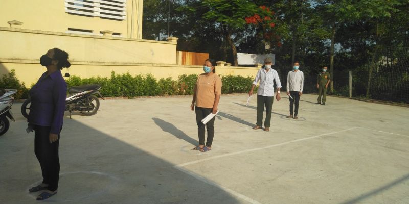 Cử tri xã Khánh Thượng, huyện Ba Vì đảm bảo giãn cách tại khu vực bầu cử