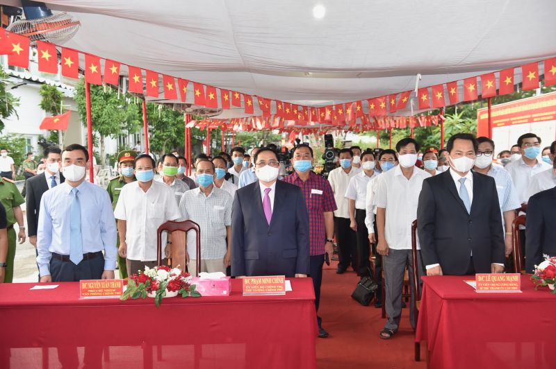Sau nghi thức chào cờ, Tổ trưởng tổ bầu cử đọc lời khai mạc cuộc bỏ phiếu bầu cử đại biểu Quốc hội khóa XV và đại biểu HĐND các cấp nhiệm kỳ 2021-2026 và phổ biến nội quy phòng bỏ phiếu. Sau nghi thức chào cờ, Tổ trưởng tổ bầu cử đọc lời khai mạc cuộc bỏ phiếu bầu cử đại biểu Quốc hội khóa XV và đại biểu HĐND các cấp nhiệm kỳ 2021-2026 và phổ biến nội quy phòng bỏ phiếu.