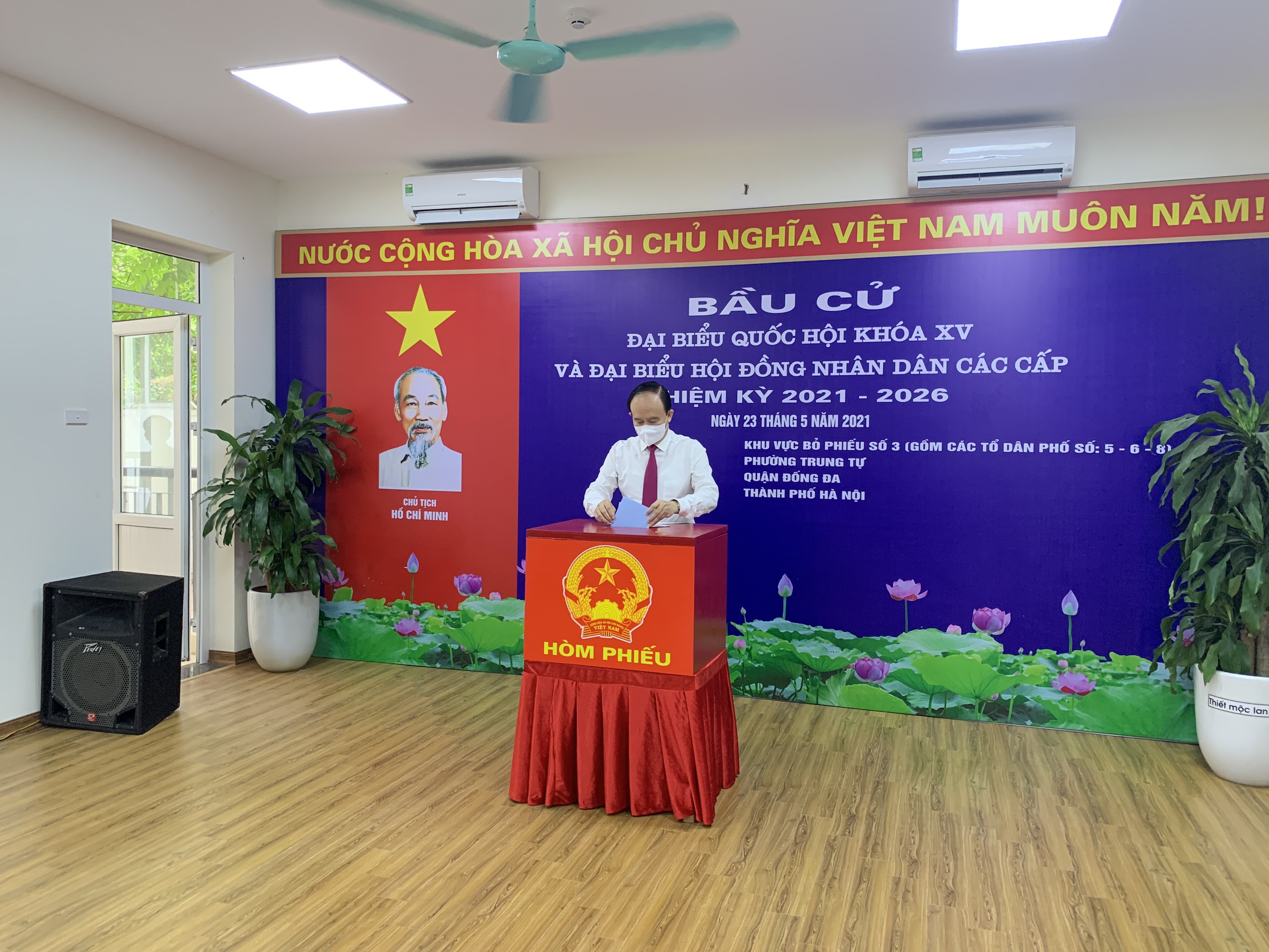 Phó Bí thư Thành uỷ, Chủ tịch UBND TP Hà Nội Nguyễn Ngọc Tuấn bỏ phiếu bầu cử tại Khu vực bỏ phiếu số 3 phường Trung Tự