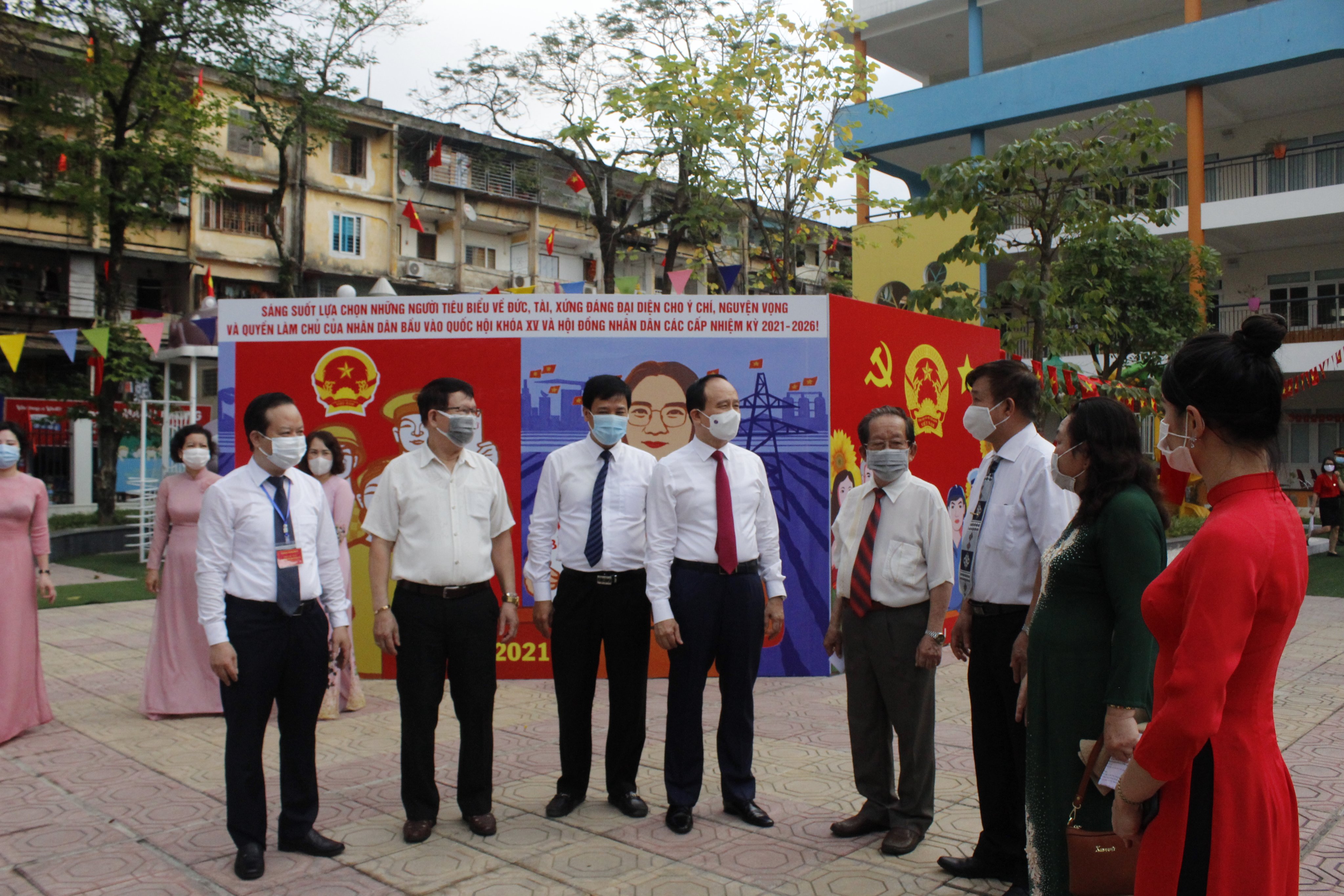 Phó Bí thư Thành uỷ, Chủ tịch UBND TP Hà Nội Nguyễn Ngọc Tuấn trò chuyện, chia sẻ cùng các cử tri sau khi bỏ phiếu