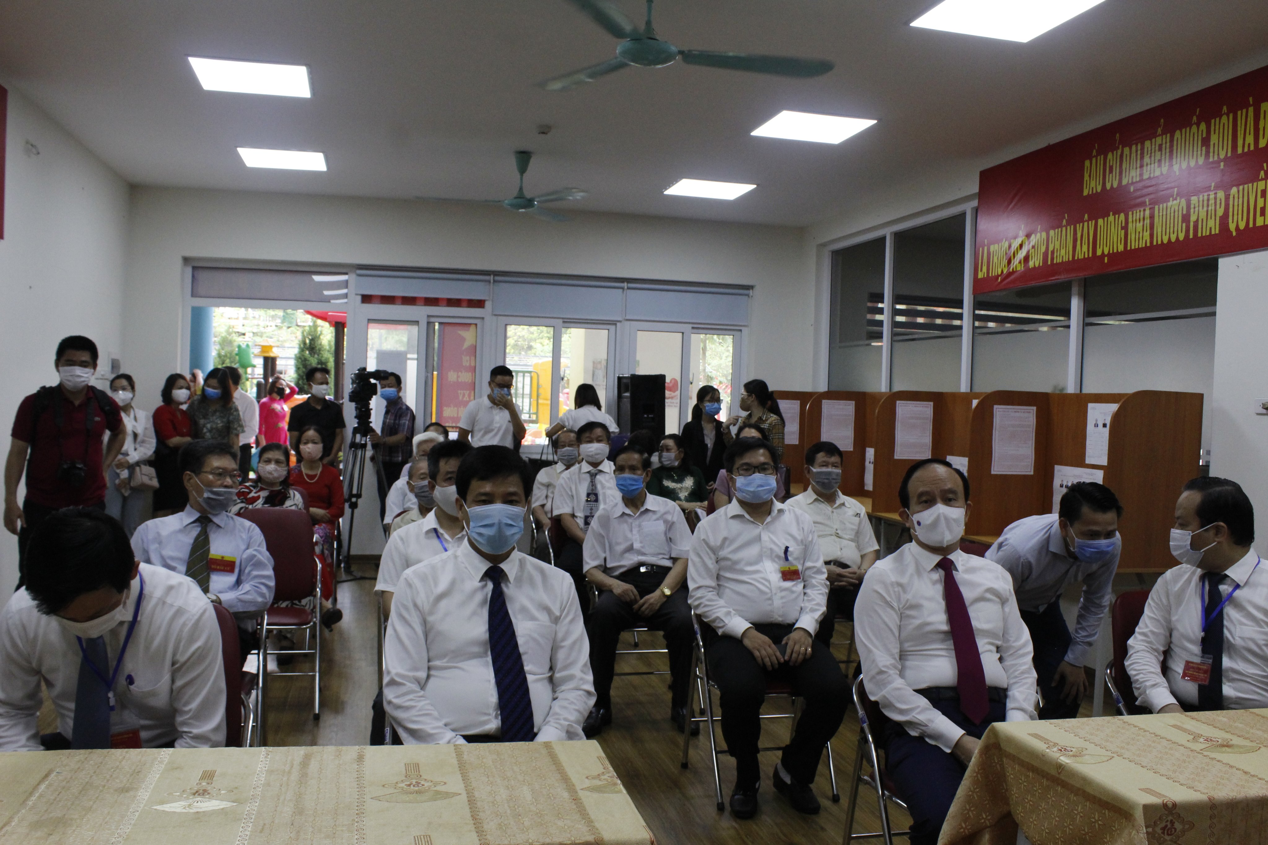 Phó Bí thư Thành uỷ, Chủ tịch UBND TP Hà Nội Nguyễn Ngọc Tuấn tham dự khai mạc bầu cử tại Khu vực bầu cử số 3 phường Trung Tự (quận Đống Đa, TP Hà Nội)