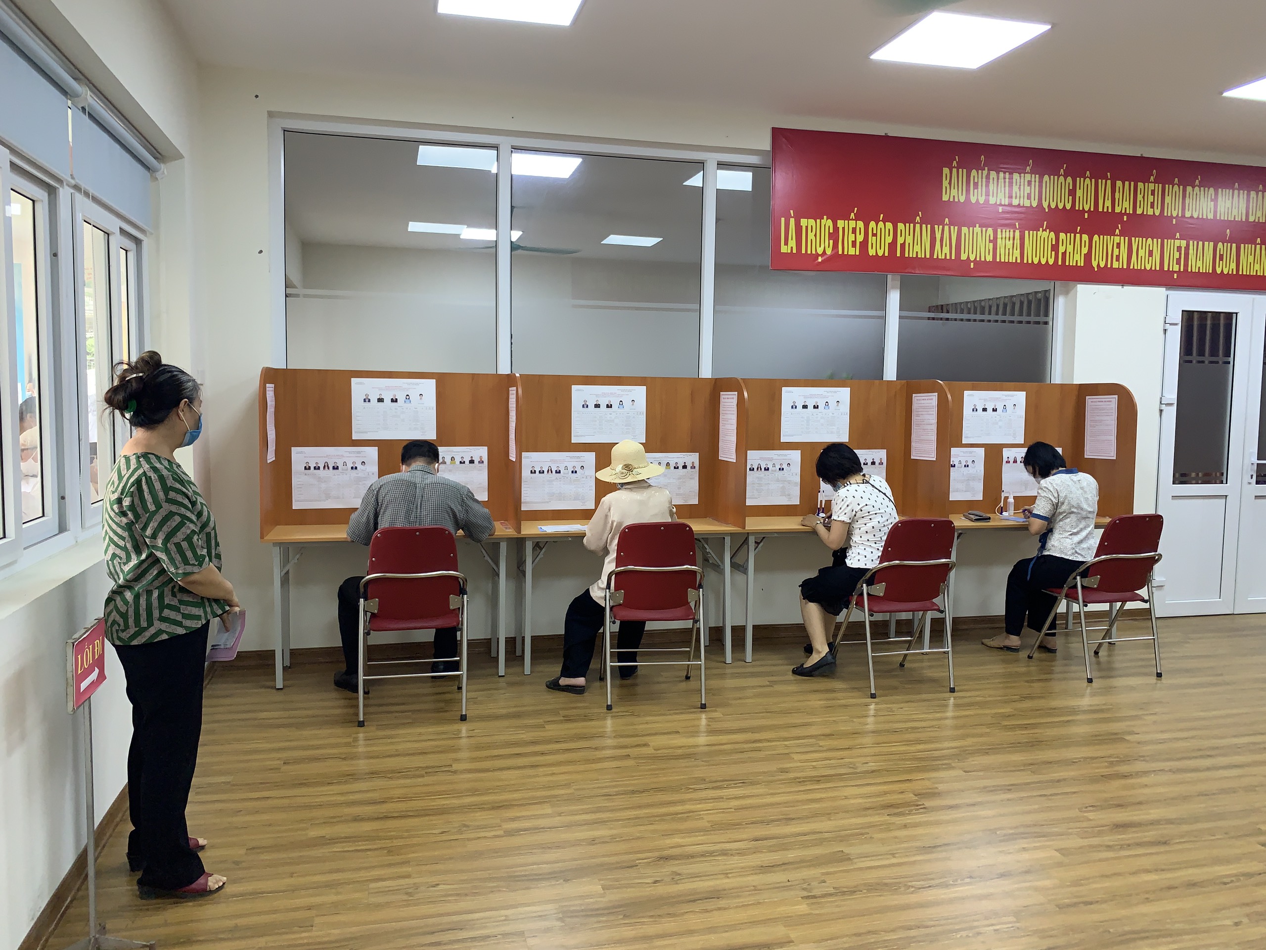 Khu vực bỏ phiếu được thực hiện giãn cách để phòng chống dịch Covid-19