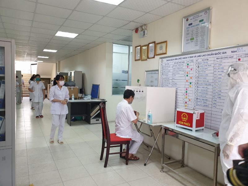 Hòm phiếu di động được đưa đến Bệnh viện Phổi trung ương để các cử tri là bệnh nhân đang điều trị vẫn được thực hiện quyền công dân bầu cử đại biểu Quốc hội, đại biểu HĐND các cấp Hòm phiếu di động được đưa đến Bệnh viện Phổi trung ương để các cử tri là bệnh nhân đang điều trị vẫn được thực hiện quyền công dân bầu cử đại biểu Quốc hội, đại biểu HĐND các cấp