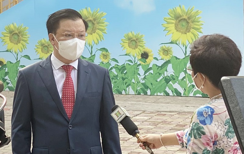 B&iacute; thư Th&agrave;nh ủy Đinh Tiến Dũng trả lời b&aacute;o ch&iacute; ngay sau khi thực hiện bỏ phiếu bầu đại biểu Quốc hội v&agrave; đại biểu HĐND c&aacute;c cấp.