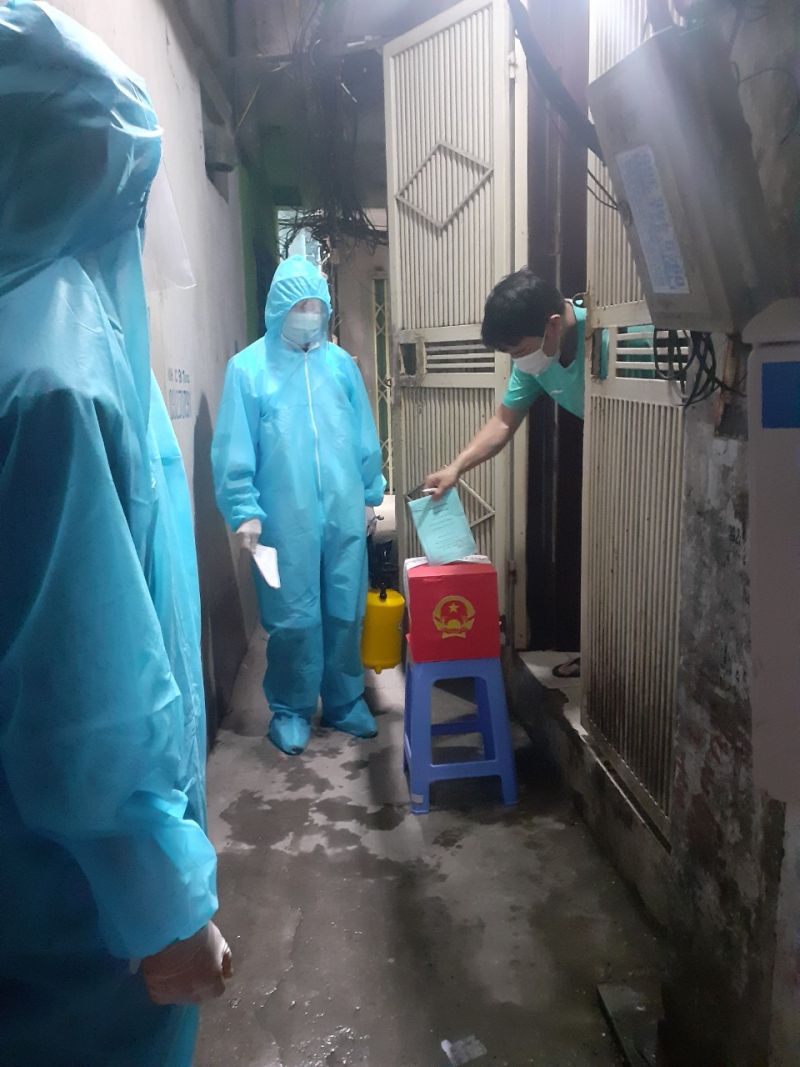 Cử tri đang thực hiện cách ly tại nhà được bỏ phiếu bầu cử Cử tri đang thực hiện cách ly tại nhà được bỏ phiếu bầu cử