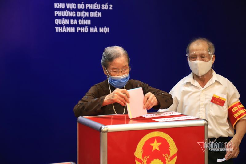 Cụ Thuận tham gia bỏ phiếu