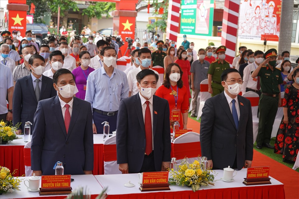 Chủ tịch Quốc hội Vương Đình Huệ, Tổng Thư ký Quốc hội Bùi Văn Cường cùng các đại biểu tiến hành nghi thức chào cờ tại điểm bầu cử số 1 huyện An Lão, Hải Phòng.