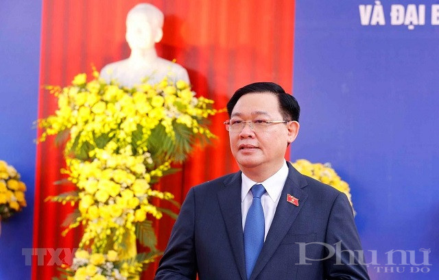 Chủ tịch Quốc hội Vương Đ&igrave;nh Huệ trả lời phỏng vấn b&aacute;o ch&iacute;. (Ảnh: Do&atilde;n Tấn/TTXVN)