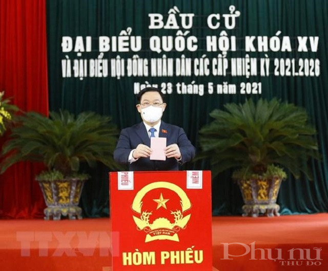 Chủ tịch Quốc hội Vương Đ&igrave;nh Huệ bỏ phiếu tại khu vực bỏ phiếu số 1, thị trấn An L&atilde;o, huyện An L&atilde;o, th&agrave;nh phố Hải Ph&ograve;ng. (Ảnh: Do&atilde;n Tấn/TTXVN)