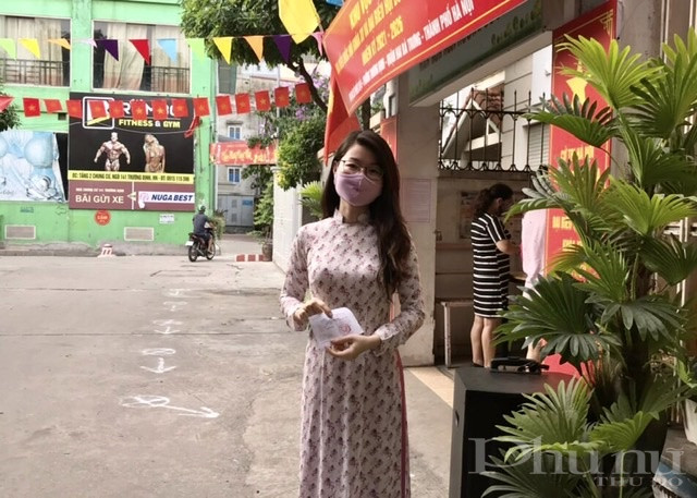 Với lá phiếu bầu của mình, chị Mai Anh - Phó Chủ tịch Hội LHPN quận Hoàng Mai, Hà Nội gửi gắm niềm tin vào các đại biểu Quốc hội, đại biểu HĐND nhiệm kỳ tới. Với lá phiếu bầu của mình, chị Mai Anh - Phó Chủ tịch Hội LHPN quận Hoàng Mai, Hà Nội gửi gắm niềm tin vào các đại biểu Quốc hội, đại biểu HĐND nhiệm kỳ tới.