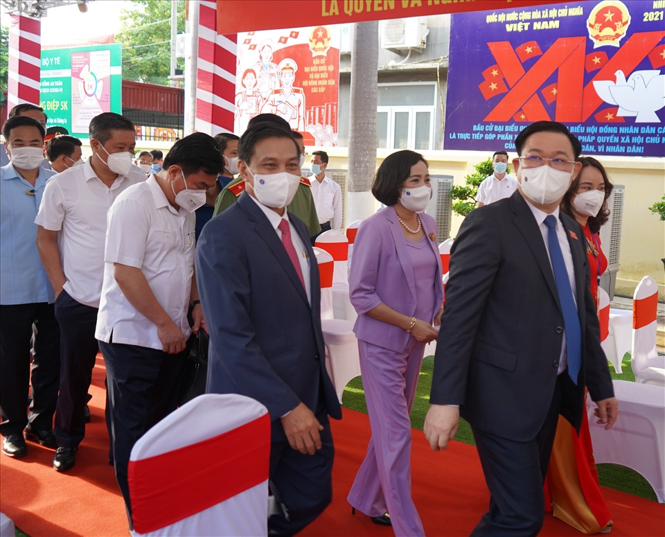 Từ 6h40, Chủ tịch Quốc hội Vương Đình Huệ có mặt tại điểm bầu cử số 1 tại Trung tâm Bồi dưỡng Chính trị huyện An Lão (TP.Hải Phòng)