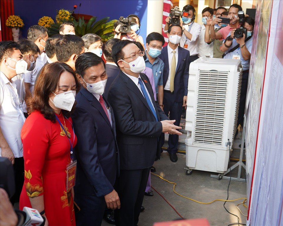 Chủ tịch Quốc hội xem danh sách ứng cử viên trước giờ khai mạc bầu cử tại Điểm bầu cử số 1 Thị trấn An Lão (Hải Phòng)