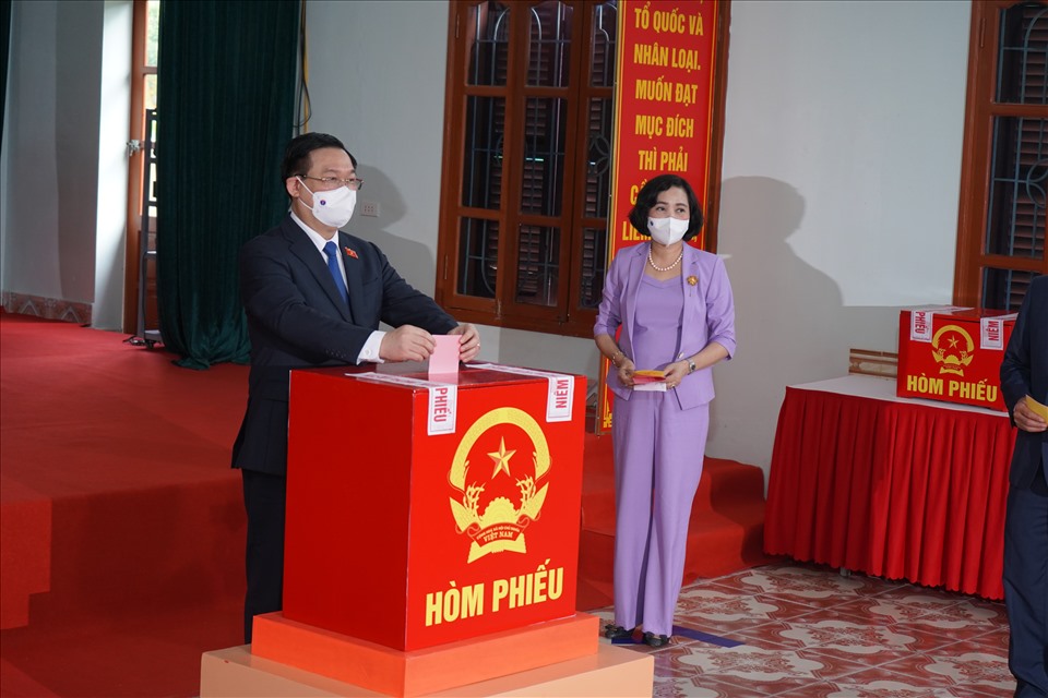 Chia sẻ sau khi bỏ những lá phiếu đầu tiên vào hòm phiếu tại Điểm bầu cử số 1 (An Lão, Hải Phòng), Chủ tịch Quốc hội Vương Đình Huệ cho biết: 