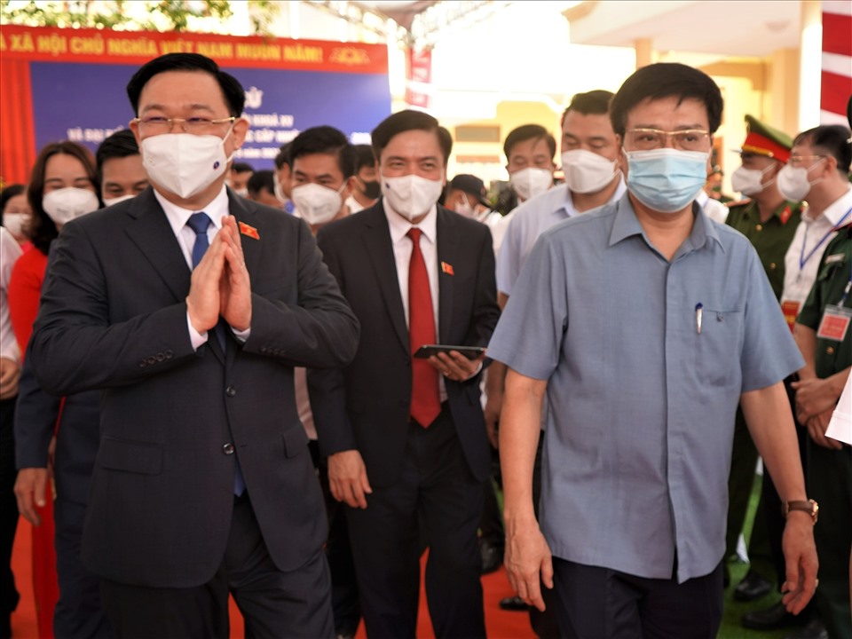 Chủ tịch Quốc hội Vương Đình Huệ chào cử tri thành phố Hải Phòng trước khi rời điểm bầu cử.