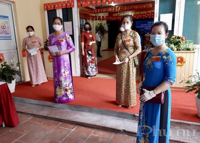 Chị em phụ nữ phường Yên Sở đảm bảo quy định giãn cách khi tham gia bầu cử. Chị em phụ nữ phường Yên Sở đảm bảo quy định giãn cách khi tham gia bầu cử.