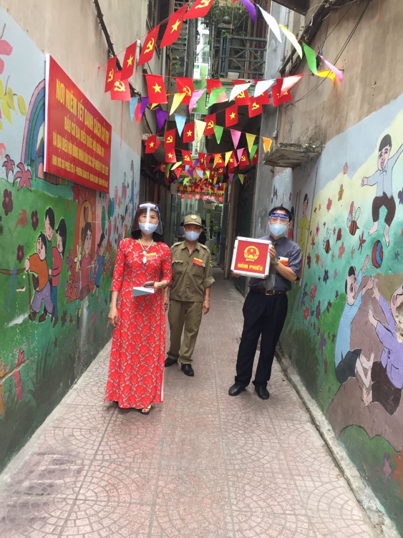 Tổ bầu cử số 6 phường Giảng Võ mang hòm phiếu di động đến các gia đinh có cử tri không đến điểm bầu cử được Tổ bầu cử số 6 phường Giảng Võ mang hòm phiếu di động đến các gia đinh có cử tri không đến điểm bầu cử được