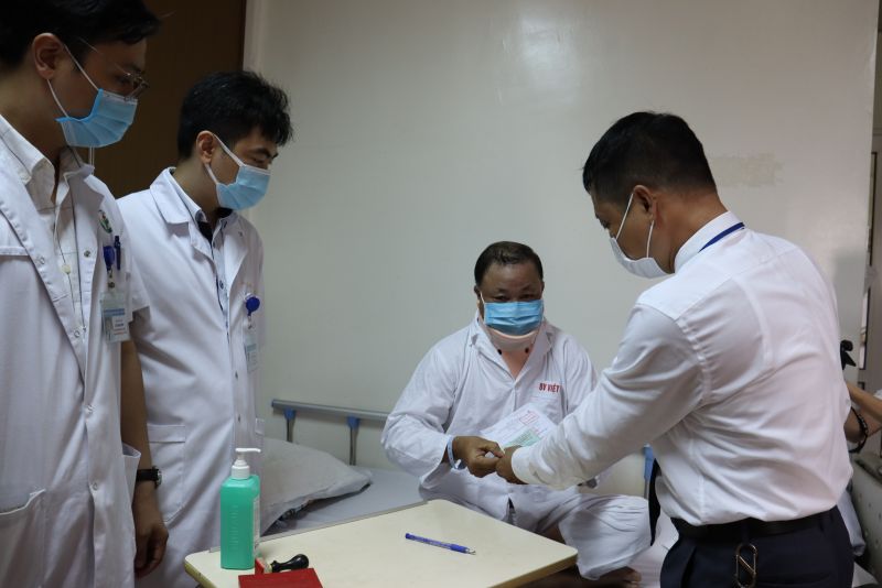 &Ocirc;ng Nguyễn Ho&agrave;ng Anh, Ph&oacute; Chủ tịch UBND phường H&agrave;ng B&ocirc;ng trao phiếu cử tri x&aacute;c nhận đ&atilde; bầu cử