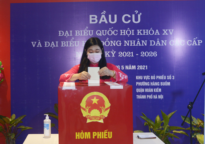 Đồng chí Nguyễn Lan Hương, Thành ủy viên, Chủ tịch Ủy ban MTTQ Việt Nam Thành phố bỏ phiếu tại đơn vị bầu cử số 3 q Đồng chí Nguyễn Lan Hương, Thành ủy viên, Chủ tịch Ủy ban MTTQ Việt Nam Thành phố bỏ phiếu tại đơn vị bầu cử số 3 q