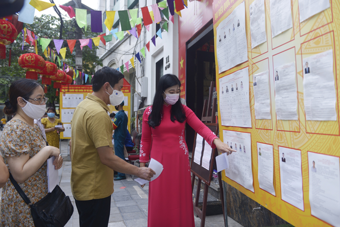 Chủ tịch MTTQ tham khảo danh sách các ứng cử đại biểu Quốc hội và HĐND Chủ tịch MTTQ tham khảo danh sách các ứng cử đại biểu Quốc hội và HĐND