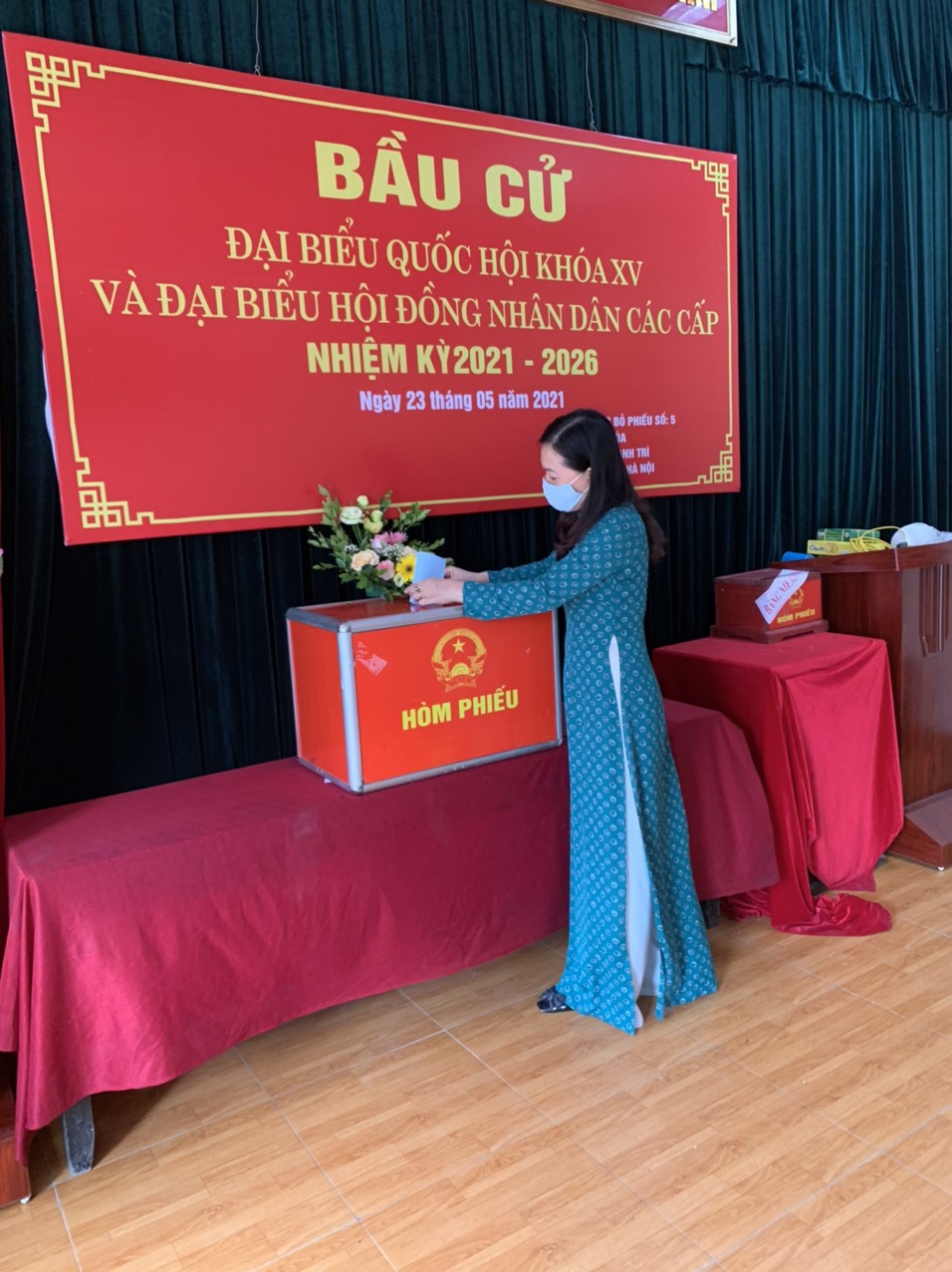 Phụ nữ Thanh Trì hưởng ứng mặc áo dài đi bầu cử - ảnh 11